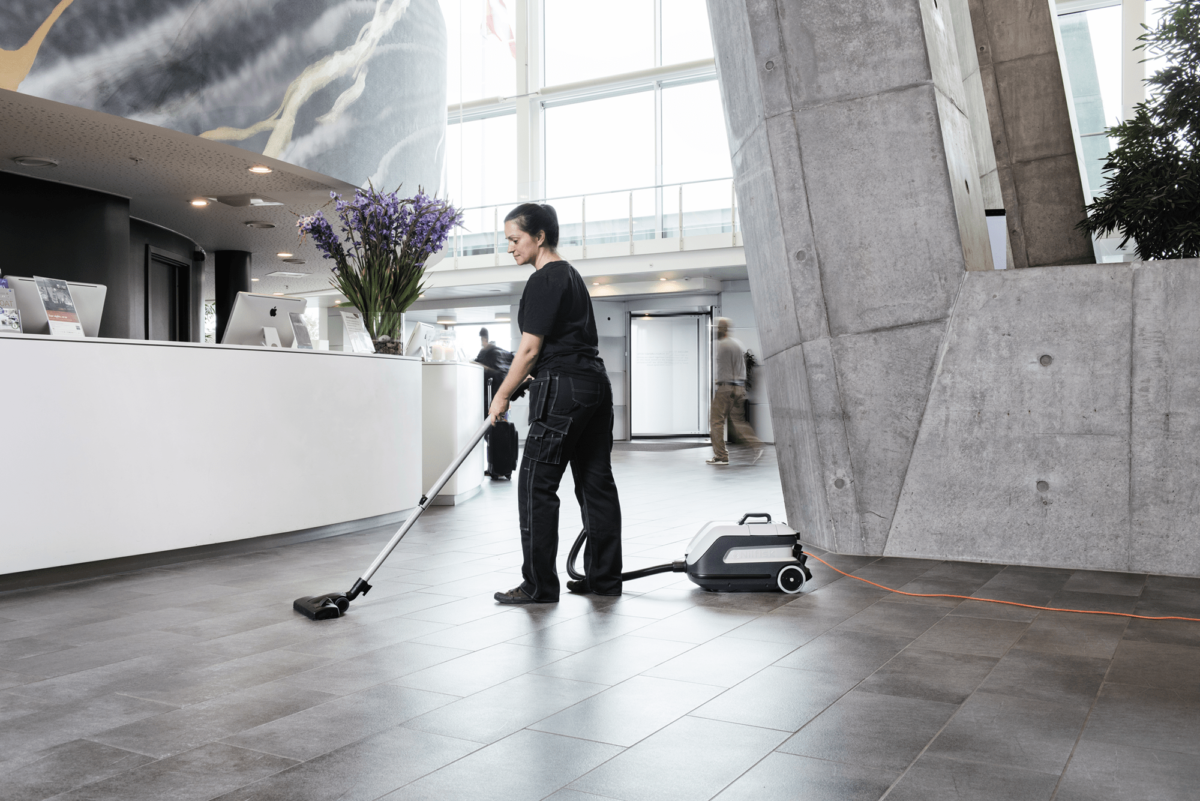 Nilfisk VP600 Commercial Canister Vacuum Cleaner image 2